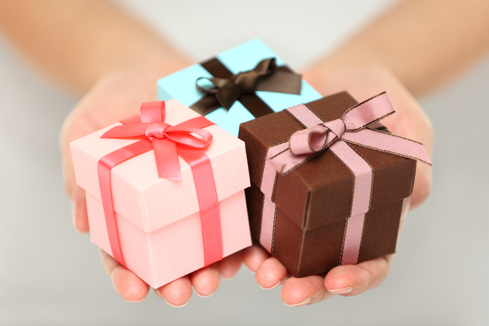 Buah tangan dari mahasiswa untuk kamu dosen mereka via mochimag.com
