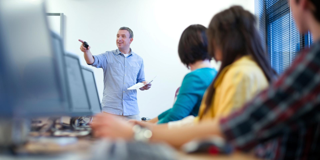 Mengajar mahasiswa dengan sepenuh hati - Dunia Dosen Indonesia