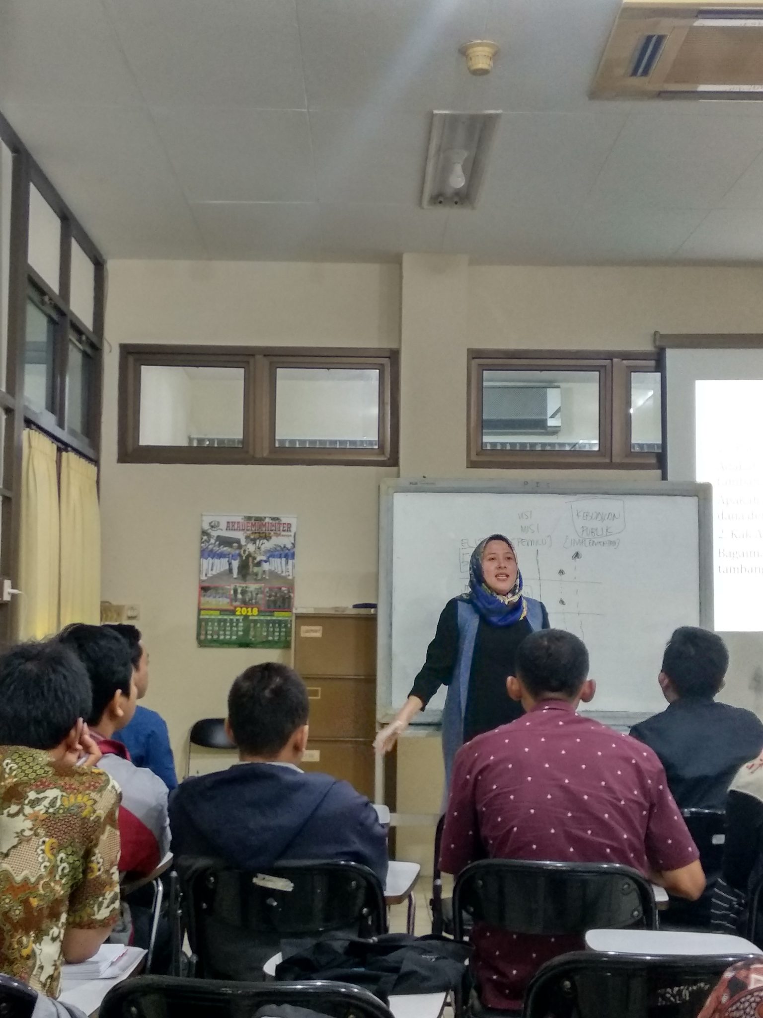 Bu Pipin saat Mengajar Kelas Politik Indonesia dan Otonomi Daerah di Prodi Ketahanan Nasional UGM