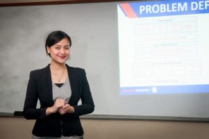 Hadapi Zaman Digitalized, Kunthi Terapkan Sistem Ajar Virtual pada Mahasiswanya