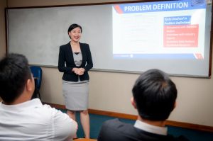 Hadapi Zaman Digitalized, Kunthi Terapkan Sistem Ajar Virtual pada Mahasiswanya