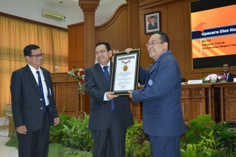 penulis buku terbanyak