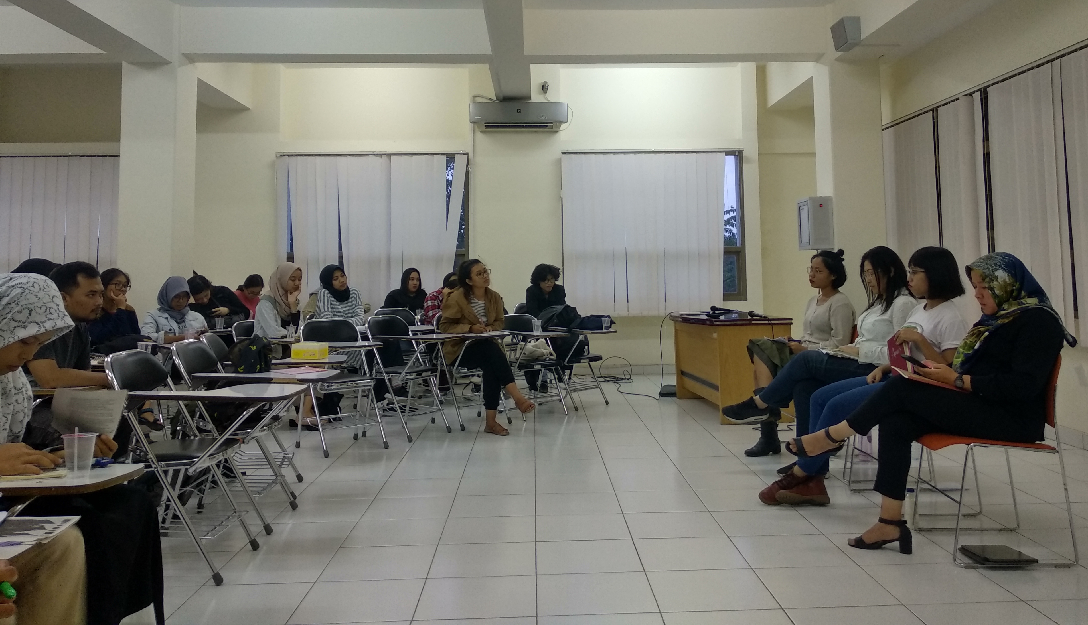 EDIT Suzie Handajani Dosen Antropologi UGM Baju Putih Paling Ujung Sedang Memaparkan Fenomena