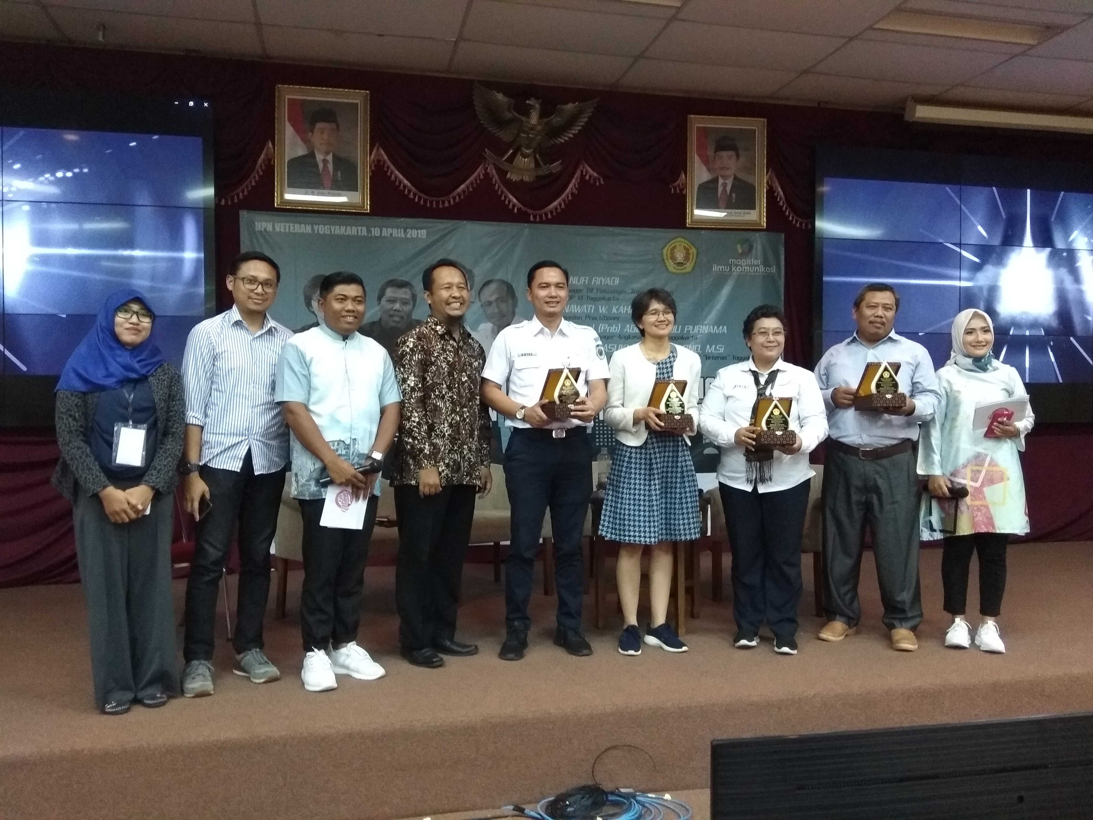 Ke empat pembicara menerima cindera mata dari panitia seminar nasional Komunikasi Korporat Era Revolusi Industri 4 0 Foto duniadosen ta