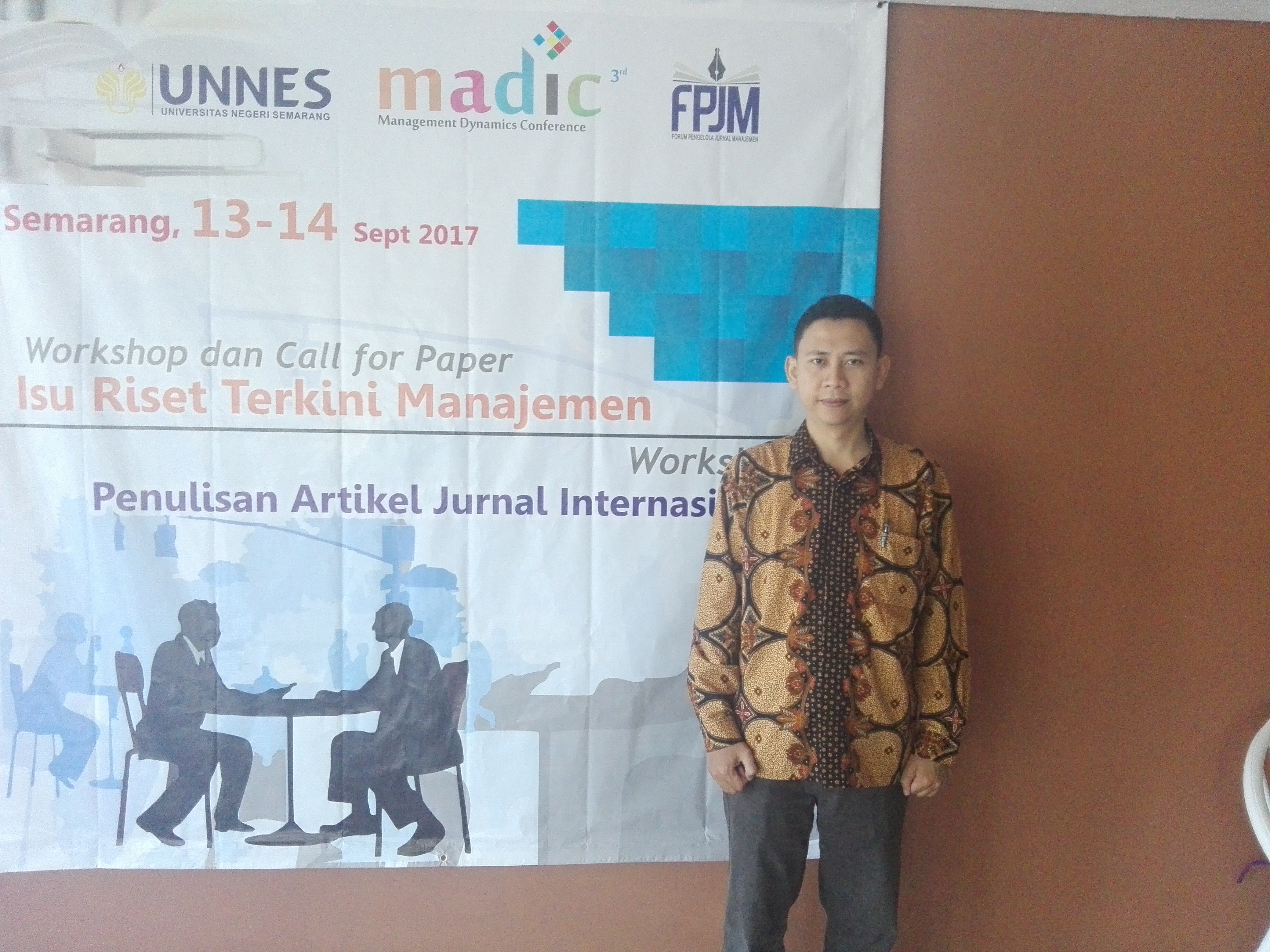 Tak Hanya sebagai Dosen Agi Syarif Hidayat S E M M juga menjabat sebagai editor kepala di Jurnal Inspirasi Bisnis dan Manajemen Foto dok Agi
