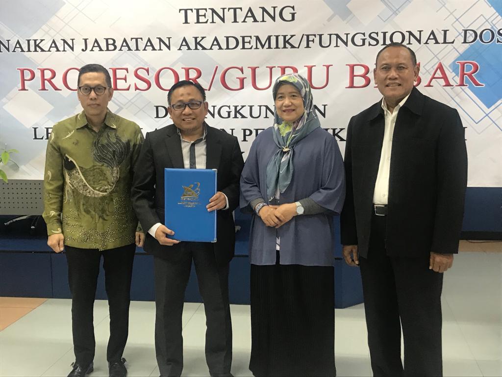 menjadi dosen