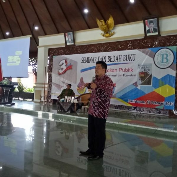 Hayat S.AP., M.Si. dosen Universitas Islam Malang saat menjadi pemateri dalam salah satu bedah buku. Ia merupakan penulis buku bestseller `Manajemen Adminitrasi Publik`. (Sumber Foto: dok. Hayat)