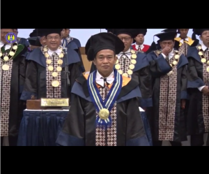 menjadi guru besar