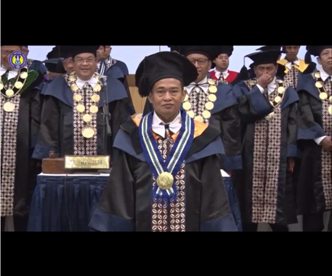 menjadi guru besar