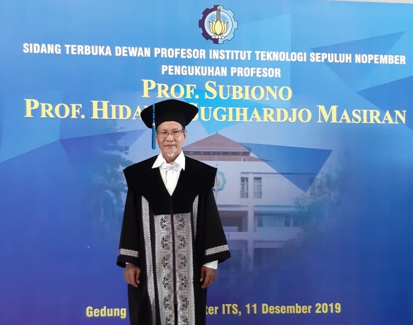 menjadi guru besar