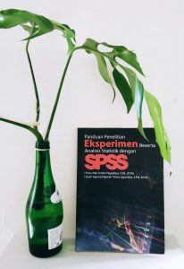 Menulis Buku Referensi Bagi Dosen Muda