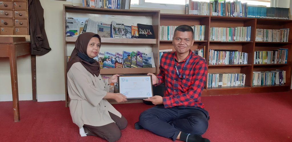 menjadi dosen sejarah